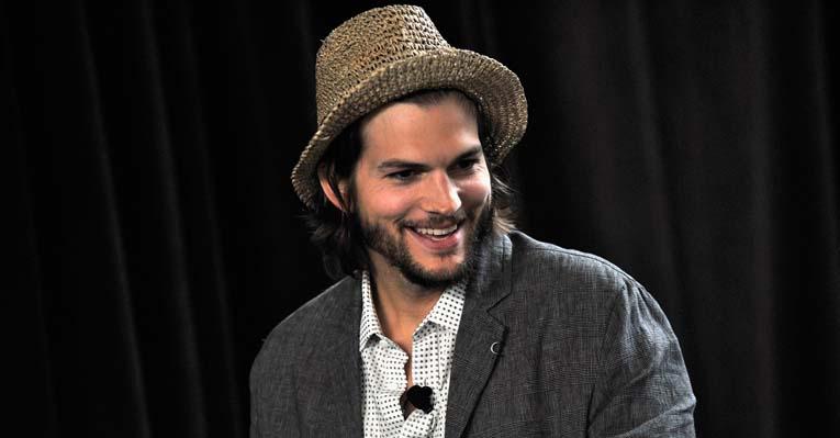 Ashton Kutcher faz piada sobre si mesmo em ‘Two and a Half Men’