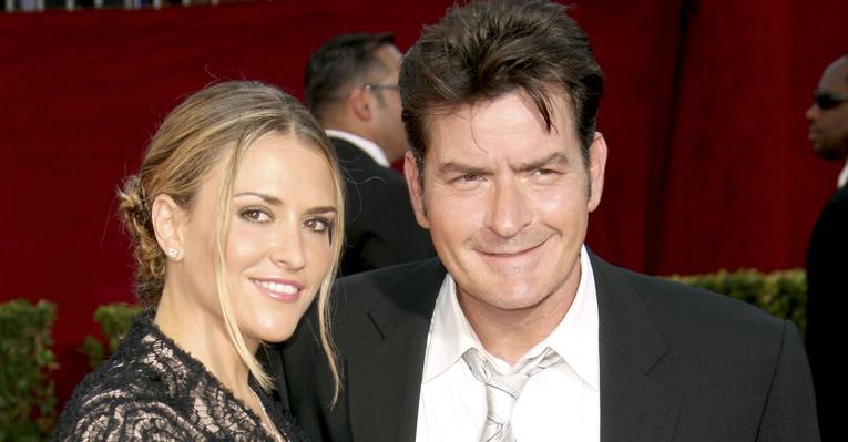 Charlie Sheen passa domingo em família