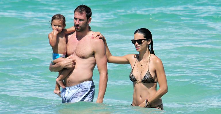 Adriana Lima: diversão em família na praia