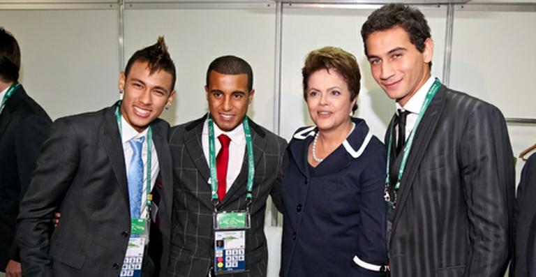 ‘Estrelas’ cumprimentam Dilma no Rio