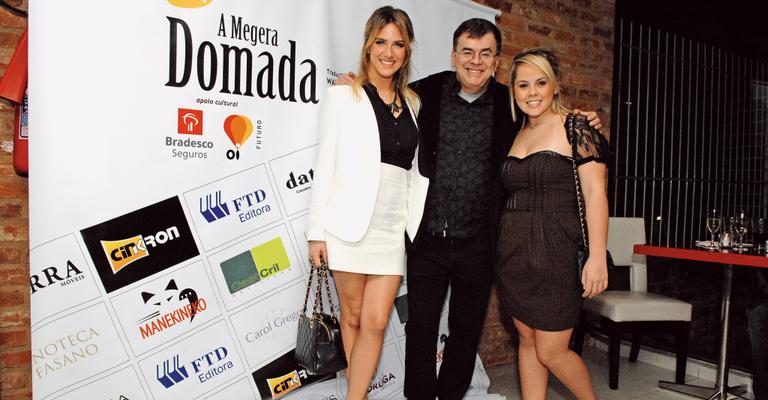 Giovanna Ewbank, Walcyr Carrasco e Bia na apresentação do elenco da peça A Megera Domada, no Rio.