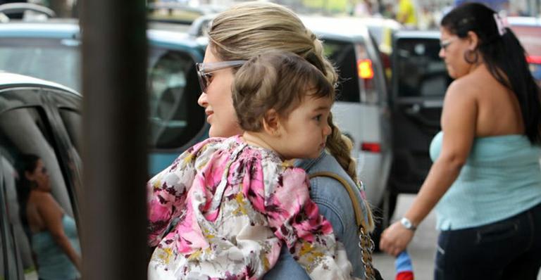 Flávia: primeiras fotos com Olívia