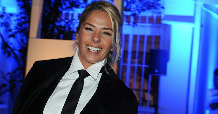 Galisteu surge de terno em evento