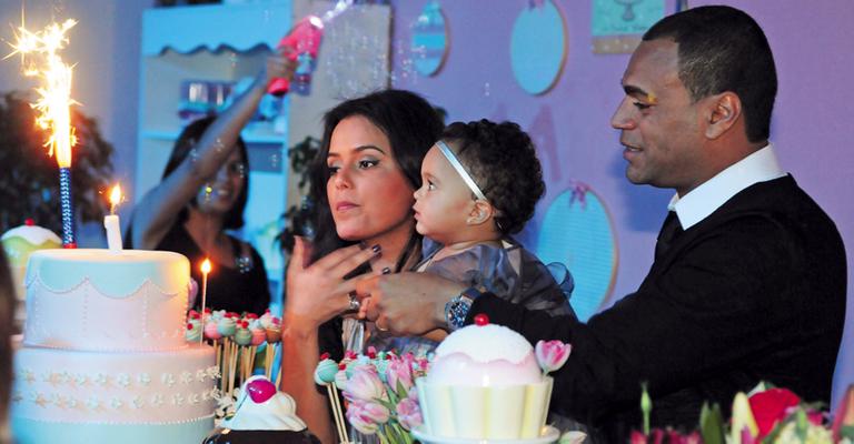 Luciele Di Camargo e Denílson em festa
