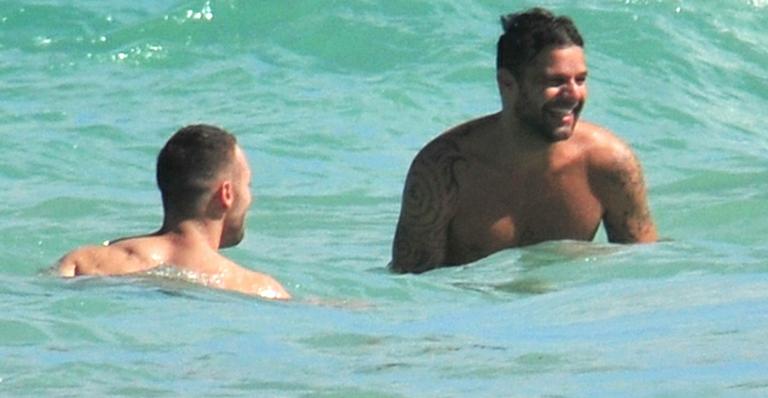 Ricky Martin curte praia com o namorado