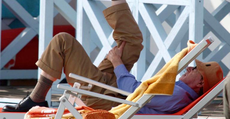 Woody Allen relaxa em set na capital italiana