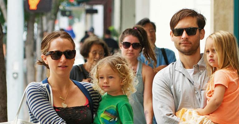Tobey Maguire faz passeio em família