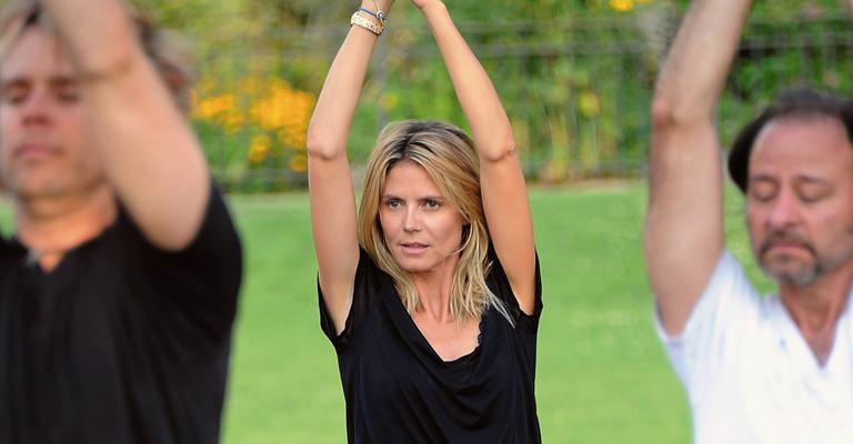 Heidi Klum pratica yoga na Big Apple