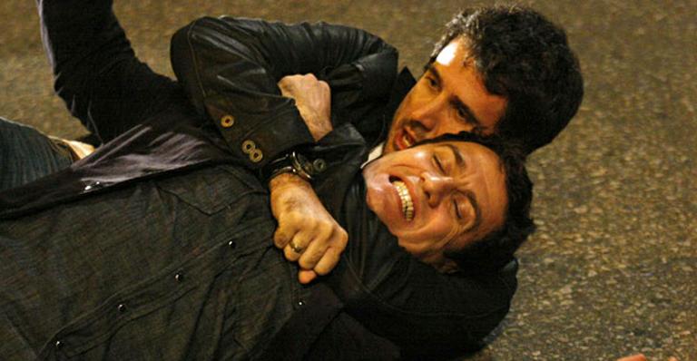 Pedro ajuda a prender Léo em ‘Insensato’
