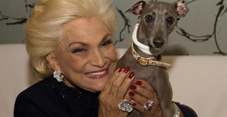 Hebe posa com cãozinho para campanha