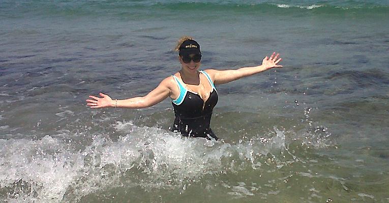 Mariah Carey exibe boa forma na praia