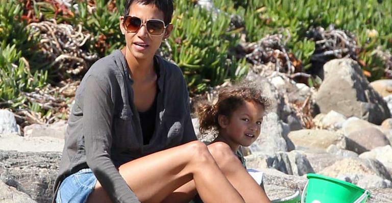Halle Berry em passeio com a filha Nahla