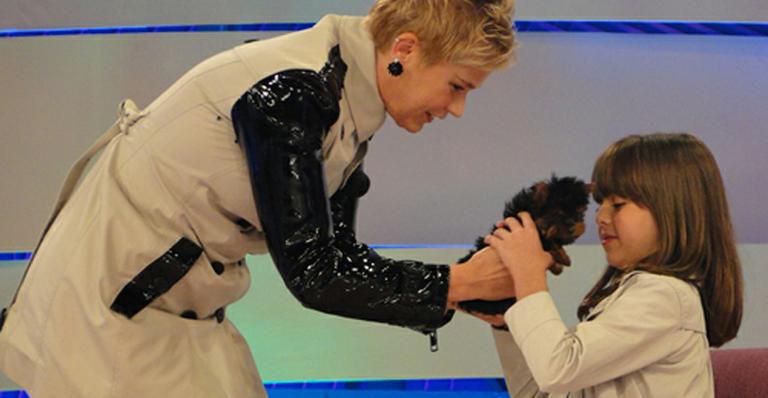 Xuxa dá cachorinho para Klara Castanho