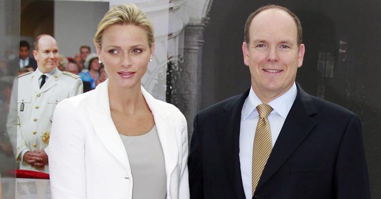 Charlene e Albert II visitam mostra