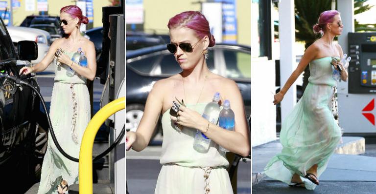 Katy Perry aparece de cabelo cor-de-rosa