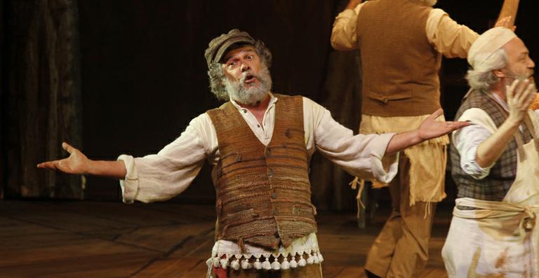 José Mayer encantado com musicais
