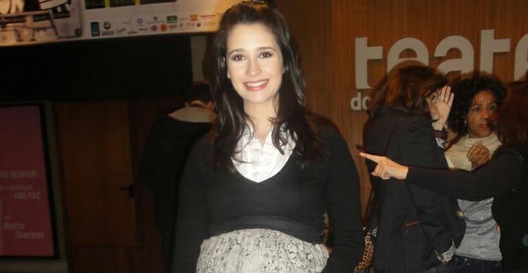 Anna Sophia confere peça do marido