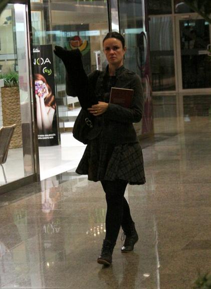 Carolina Kasting passeia por shopping carioca