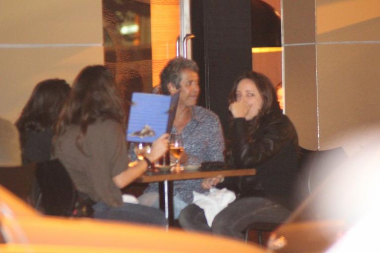 Ana Carolina reúne amigos em restaurante no Rio