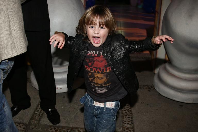 Noah grita e faz careta para fotógrafos