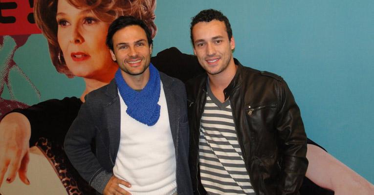 Casal gay de ‘Insensato’ vai ao teatro