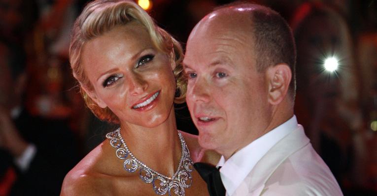 Elegantes Charlene e Albert em Mônaco