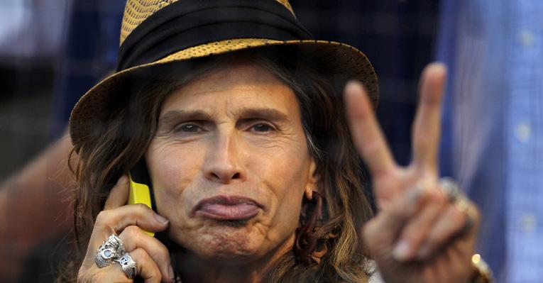 Steven Tyler assiste a jogo de beisebol