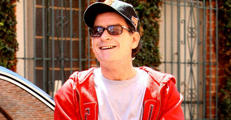 Charlie Sheen deve participar do Emmy