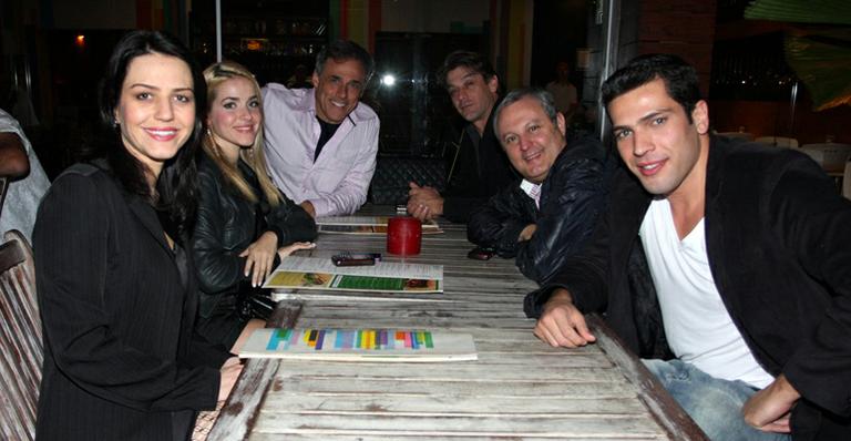 Monique janta com elenco de peça