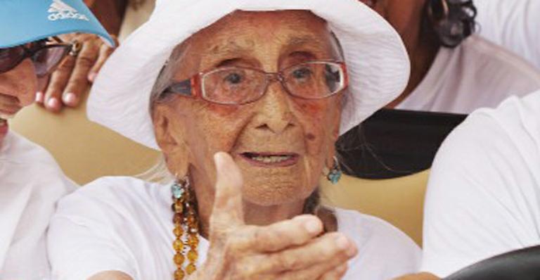 Dona Canô recebe alta e vai para casa