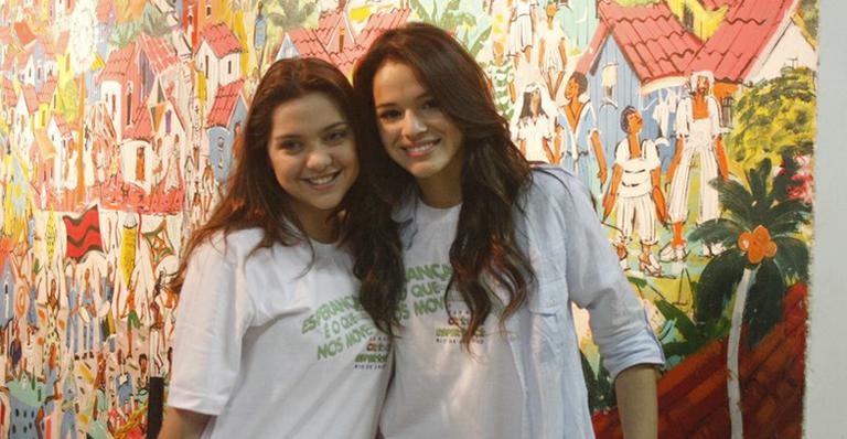 Jovens atrizes em projeto solidário