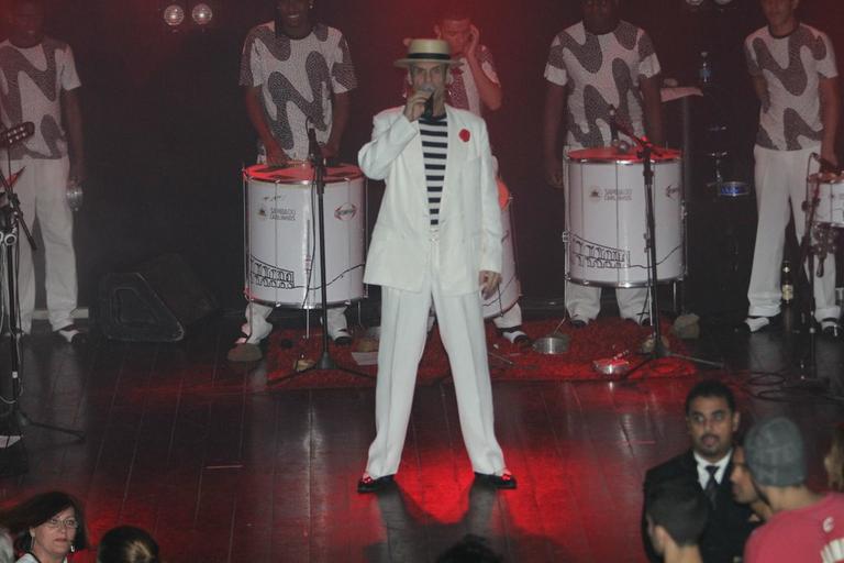 Carlinhos de Jesus canta e dança no Rio