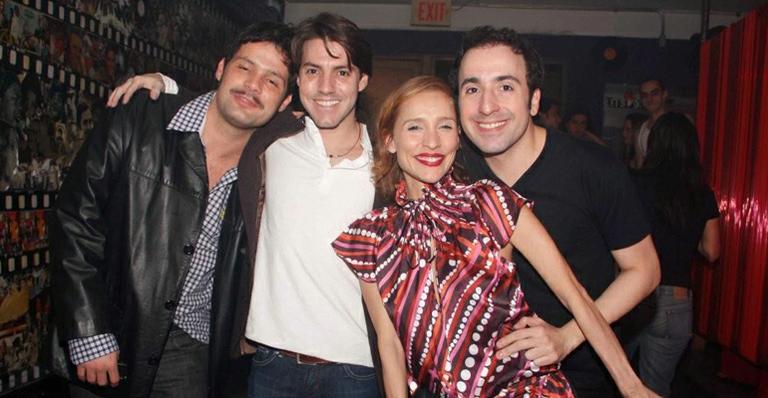 Elenco de novela prestigia aniversário