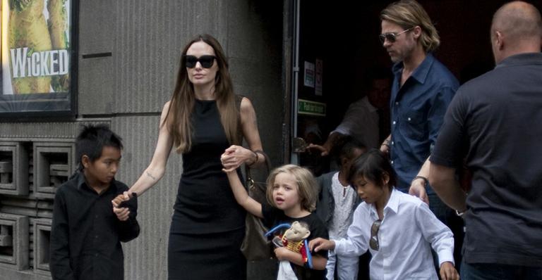 Família Pitt-Jolie reunida no teatro
