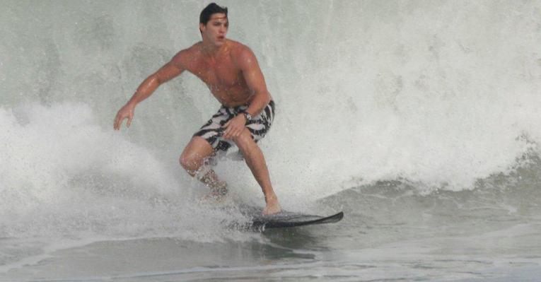 Rômulo Arantes Neto arrasa no surfe