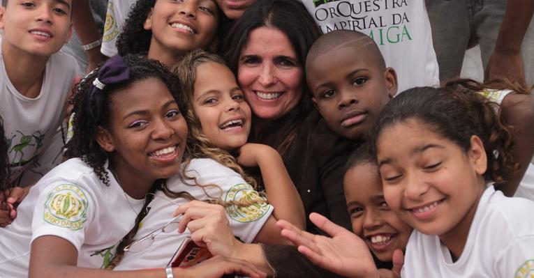 Malu Mader faz o bem e lê para crianças