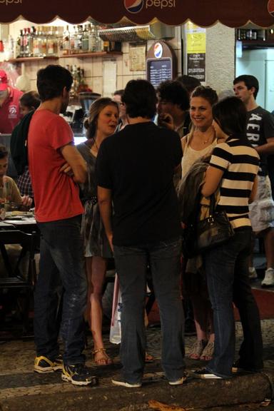 Marisol Ribeiro curte a noite com amigos