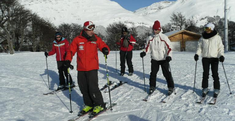 Atrizes aprendem a esquiar em Ushuaia
