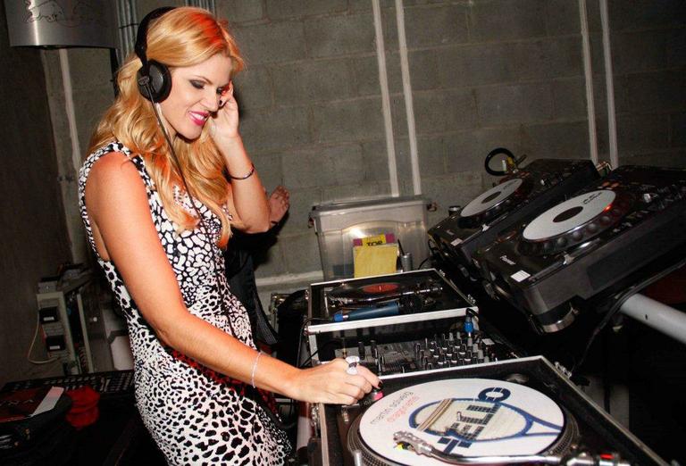 Val Marchiori ataca de DJ em boate