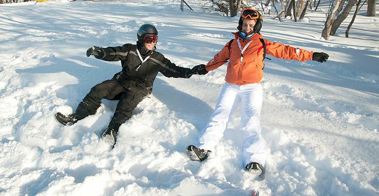 Milene e Ronald se divertem na neve