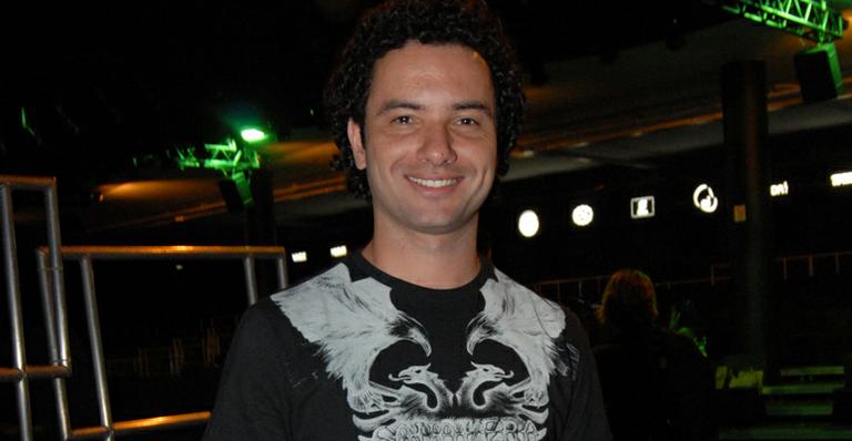 Marco Luque quebra o pé e cancela shows