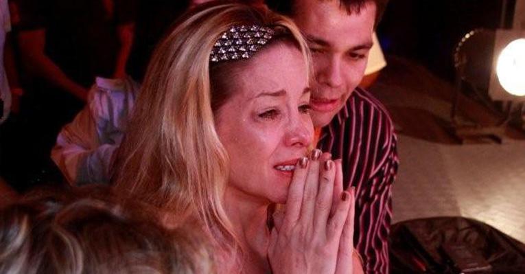 Danielle Winits se emociona em peça