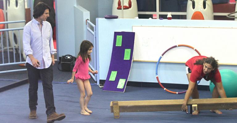 Tom Cruise leva Suri à ginástica