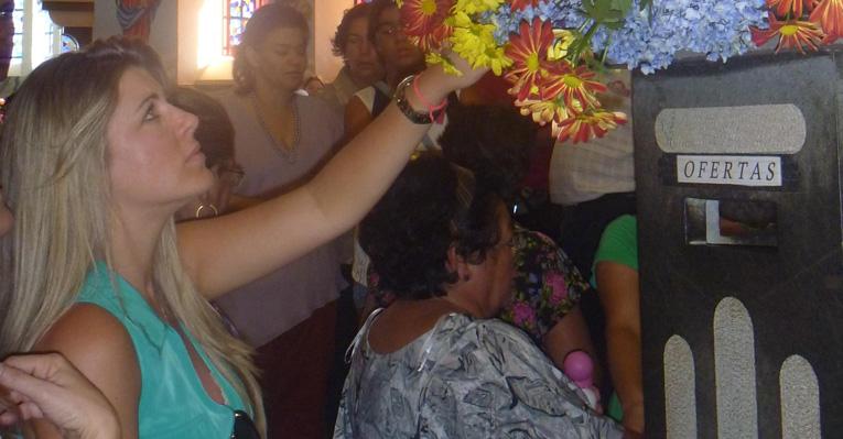 Íris Stefanelli visita santuário em Minas
