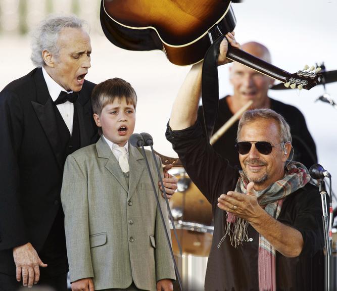 Carreras e Costner: Bem