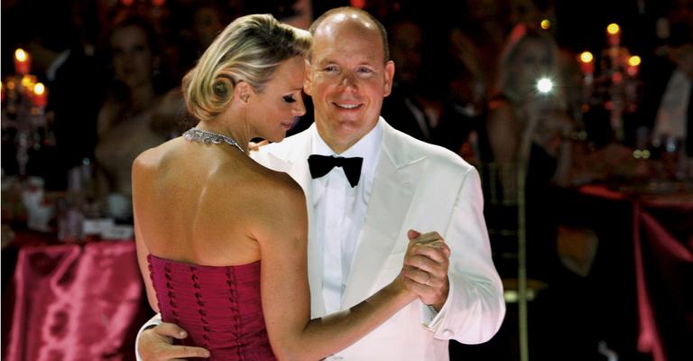 Albert II e sua Charlene durante baile
