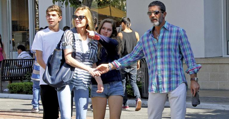 Antonio Banderas lidera família e “genro” em L.A.