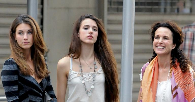 Andie Macdowell e suas Rainey e Sarah
