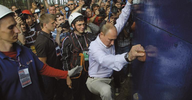 Vladimir Putin faz escalada