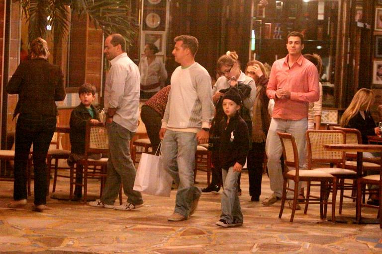 Luciano Huck janta com a família no Rio